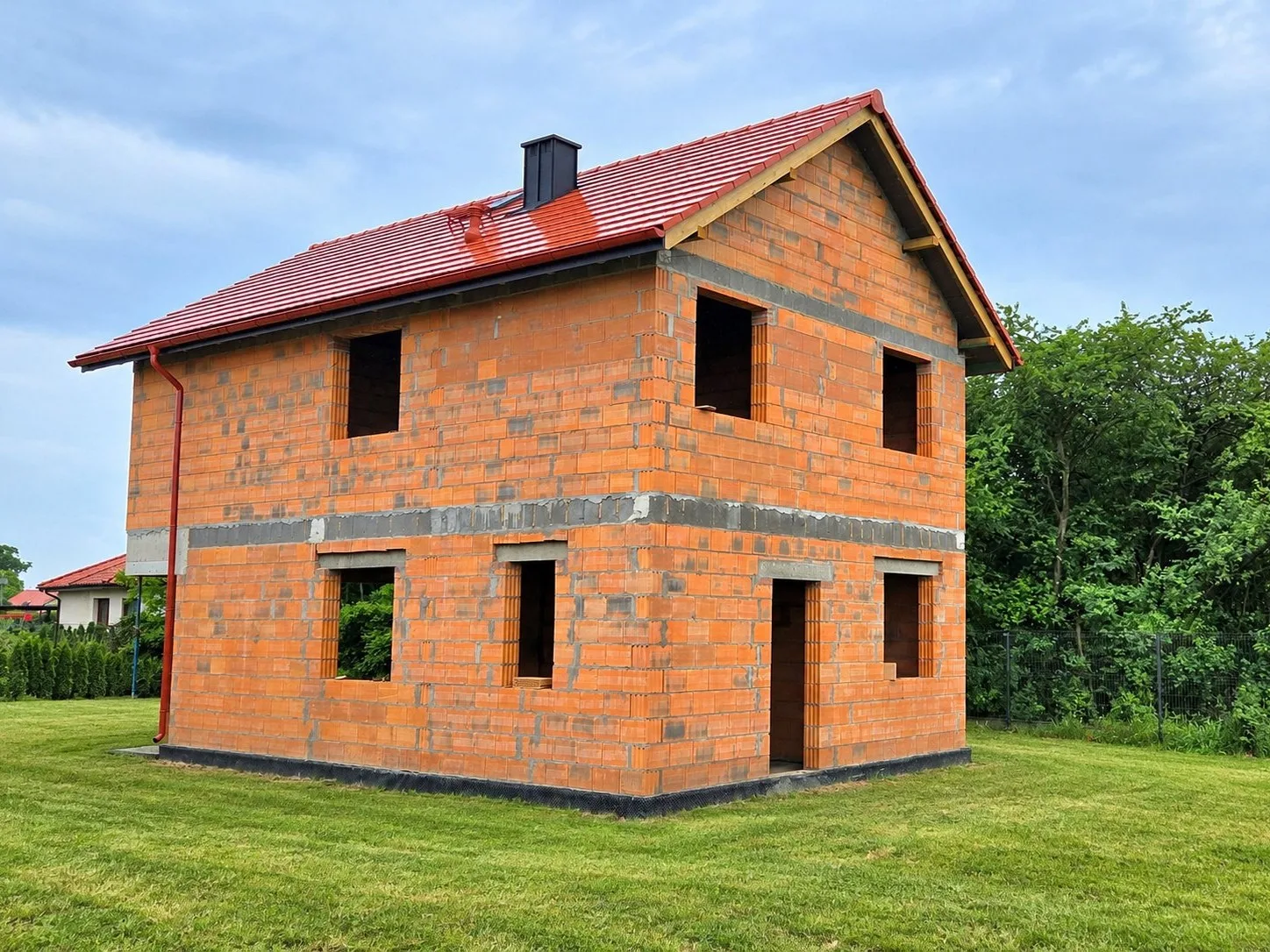 Aktualny stan domu — ściany z pustaka ceramicznego i gotowy dach